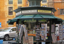 Distribuzione delle mascherine e non solo: l’edicola e l’informazione al servizio del cittadino Distribuzione delle mascherine: edicola nel centro di Roma, Trastevere