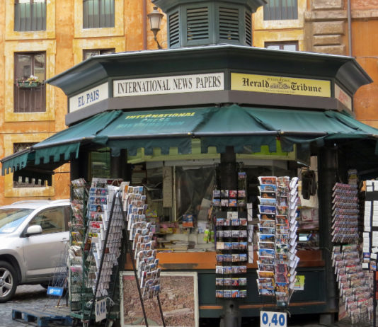 Distribuzione delle mascherine e non solo: l’edicola e l’informazione al servizio del cittadino Distribuzione delle mascherine: edicola nel centro di Roma, Trastevere
