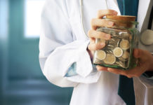 Donazioni dei cacciatori: il contatore di Una sfonda il muro del milione e mezzo Donazioni dei cacciatori: salvadanaio in mano a medico