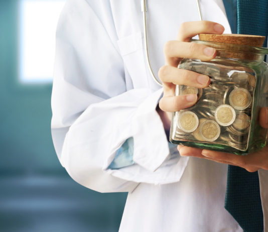 Donazioni dei cacciatori: il contatore di Una sfonda il muro del milione e mezzo Donazioni dei cacciatori: salvadanaio in mano a medico