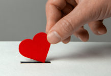 Donazioni dei cacciatori per l’emergenza sanitaria: dura risposta della cabina di regia ad animalisti donazioni dei cacciatori per l'emergenza sanitaria: mano infila cuore nel salvadanaio