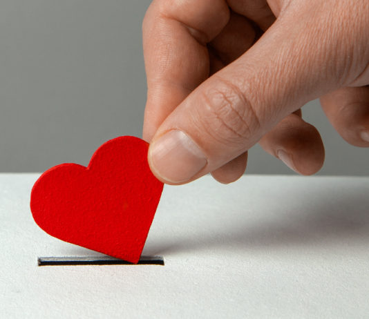 Donazioni dei cacciatori per l’emergenza sanitaria: dura risposta della cabina di regia ad animalisti donazioni dei cacciatori per l'emergenza sanitaria: mano infila cuore nel salvadanaio