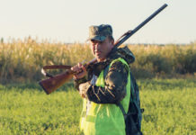 Iscriversi agli Atc toscani: chiarimento per i cacciatori di altre regioni Iscriversi agli Atc toscani: cacciatore in alta visibilità con fucile in spalla