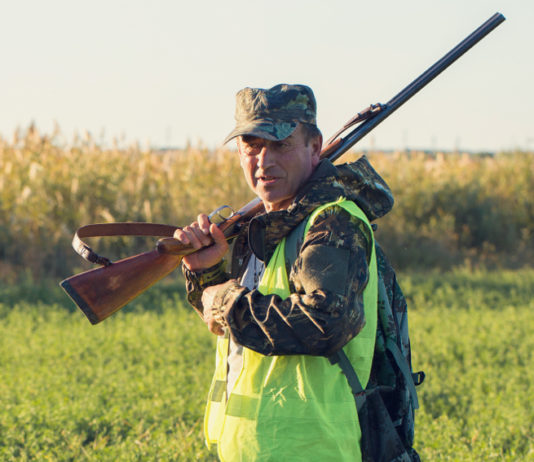 Iscriversi agli Atc toscani: chiarimento per i cacciatori di altre regioni Iscriversi agli Atc toscani: cacciatore in alta visibilità con fucile in spalla