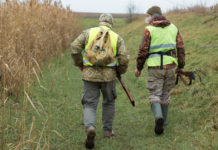 Ottimismo dalla Spagna per la stagione venatoria 2020/2021 stagione venatoria 2020/2021: due cacciatori di spalle