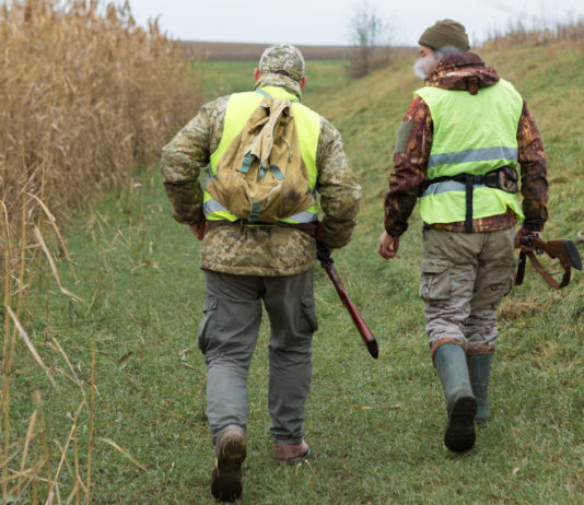 Ottimismo dalla Spagna per la stagione venatoria 2020/2021 stagione venatoria 2020/2021: due cacciatori di spalle