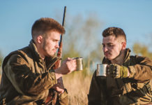 Unità del mondo venatorio, Arcicaccia: accelerare Unità del mondo venatorio: due cacciatori con tazza di metallo brindano in segno d'amicizia