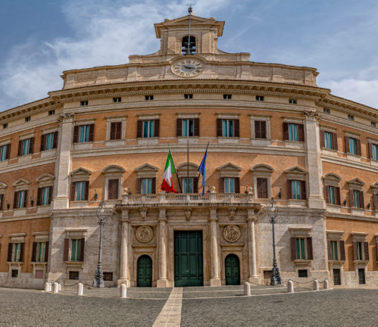 Validità del porto d’armi: decreto convertito in legge proroga scadenza Validità del porto d’armi: facciata di palazzo montecitorio