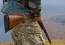Annotazione sul tesserino venatorio: la sentenza del Tar Piemonte Annotazione sul tesserino venatorio: cacciatore con fucile aperto in mano