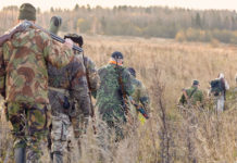 Arcicaccia ed Eps chiedono costituzione cabina di regia venatoria del Lazio cabina di regia venatoria del Lazio: otto cacciatori di spalle, in fila