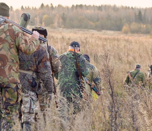 Arcicaccia ed Eps chiedono costituzione cabina di regia venatoria del Lazio cabina di regia venatoria del Lazio: otto cacciatori di spalle, in fila