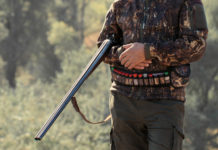 Federcaccia Umbria: non è il momento di aumentare le quote di iscrizione all’Atc quote di iscrizione all’Atc: cacciatore con fucile sull'avambraccio e cartucce nella cartuccera