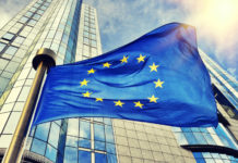 Uccisione, cattura e commercio illegale di uccelli: archiviata procedura di preinfrazione Uccisione, cattura e commercio illegale di uccelli: bandiera dell'Unione europea davanti alla sede di Bruxelles del parlamento europeo