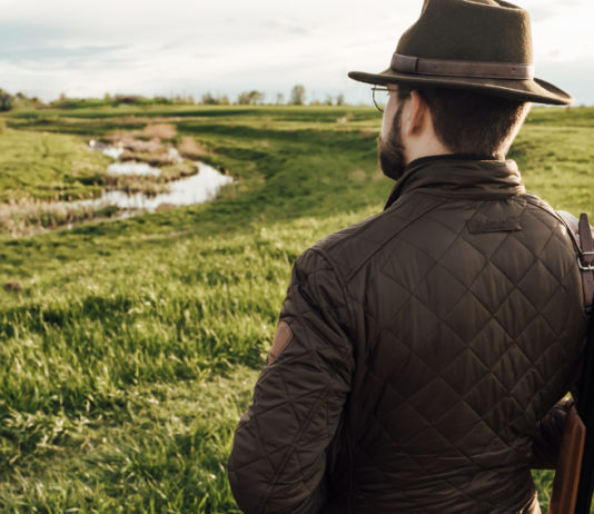 Animalisti agli Stati generali dell’economia, il mondo venatorio compatto Animalisti agli Stati generali dell’economia: cacciatore con cappello tradizionale, di spalle