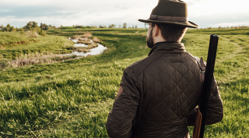Animalisti agli Stati generali dell’economia, il mondo venatorio compatto Animalisti agli Stati generali dell’economia: cacciatore con cappello tradizionale, di spalle
