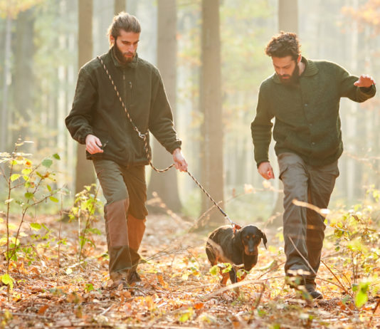 Associazioni venatorie insieme in una nuova regione associazioni venatorie insieme: due cacciatori con cane al guinzaglio