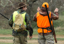 Caccia in Toscana, la Cct: “Necessario intervenire ancora, prima che inizi la stagione” caccia in toscana: due cacciatori in alta visibilità, di spalle