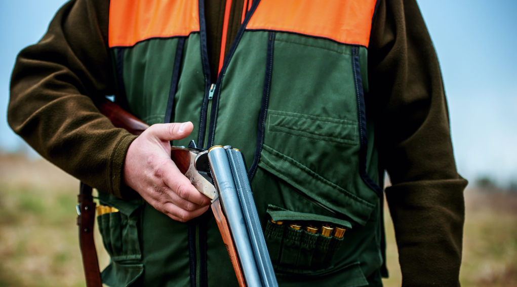 pagare la licenza di caccia in Piemonte: cacciatore tiene in mano fucile aperto