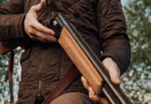 Periodo di caccia, governo impugna legge Molise periodo di caccia: cacciatore carica fucile