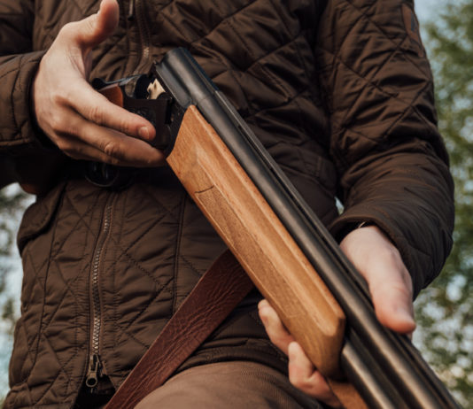 Periodo di caccia, governo impugna legge Molise periodo di caccia: cacciatore carica fucile