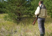 Riprendono gli esami di abilitazione alla caccia in Toscana esami di abilitazione alla caccia in Toscana: cacciatore di spalle con fucile in spalla