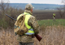 Slitta la riforma della legge sulla caccia in Piemonte riforma della legge sulla caccia in Piemonte: due cacciatori in alta visibilità, di spalle
