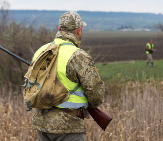 Slitta la riforma della legge sulla caccia in Piemonte riforma della legge sulla caccia in Piemonte: due cacciatori in alta visibilità, di spalle