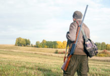 Specie cacciabili in Piemonte, mezza marcia indietro specie cacciabili in piemonte: cacciatore di spalle con fucile a tracolla