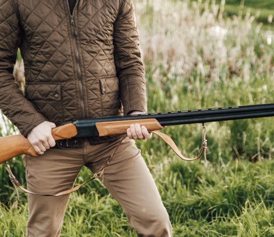 Calendario venatorio dell’Umbria: definite le date per il 2020/2021 calendario venatorio dell'umbria: cacciatore con fucile in mano
