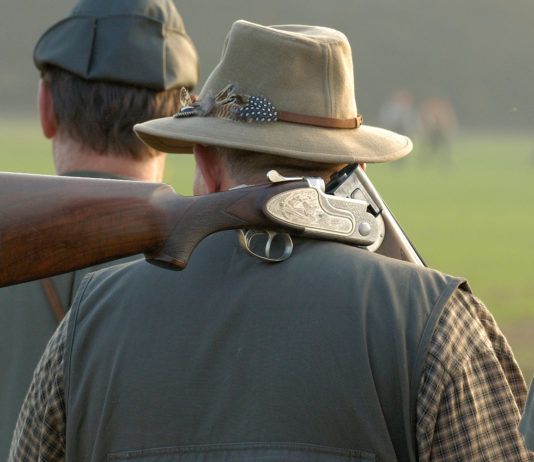 Le notizie di caccia della settimana Le notizie di caccia della settimana: due cacciatori di spalle con fucile in spalla