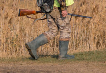 Le notizie sulla caccia della settimana di Ferragosto notizie sulla caccia: cacciatore con gilet alta visibilità e fucile in mano