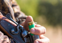 Governo impugna la nuova legge toscana sulla caccia legge toscana sulla caccia: cacciatore carica fucile