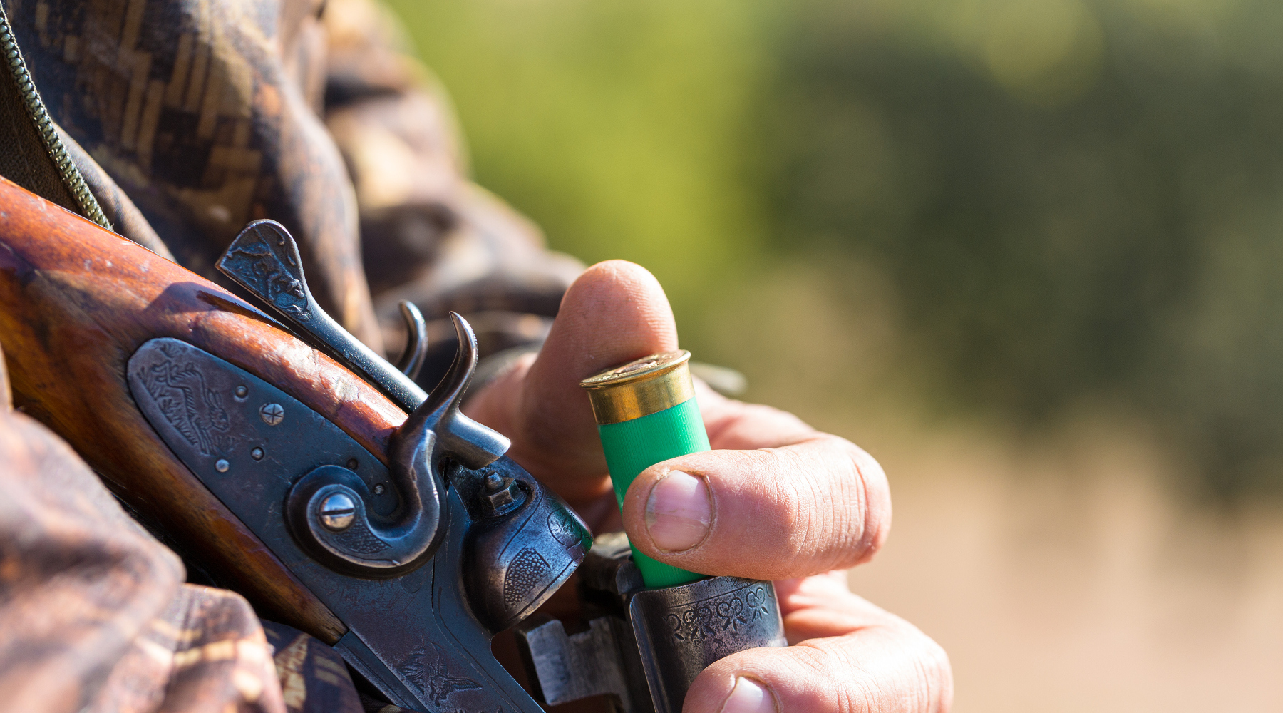 Governo impugna la nuova legge toscana sulla caccia legge toscana sulla caccia: cacciatore carica fucile
