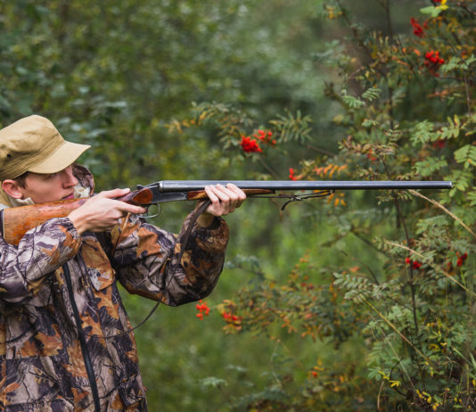 Mobilità venatoria, Toscana firma doppio accordo Mobilità venatoria: cacciatore prende la mira nel bosco