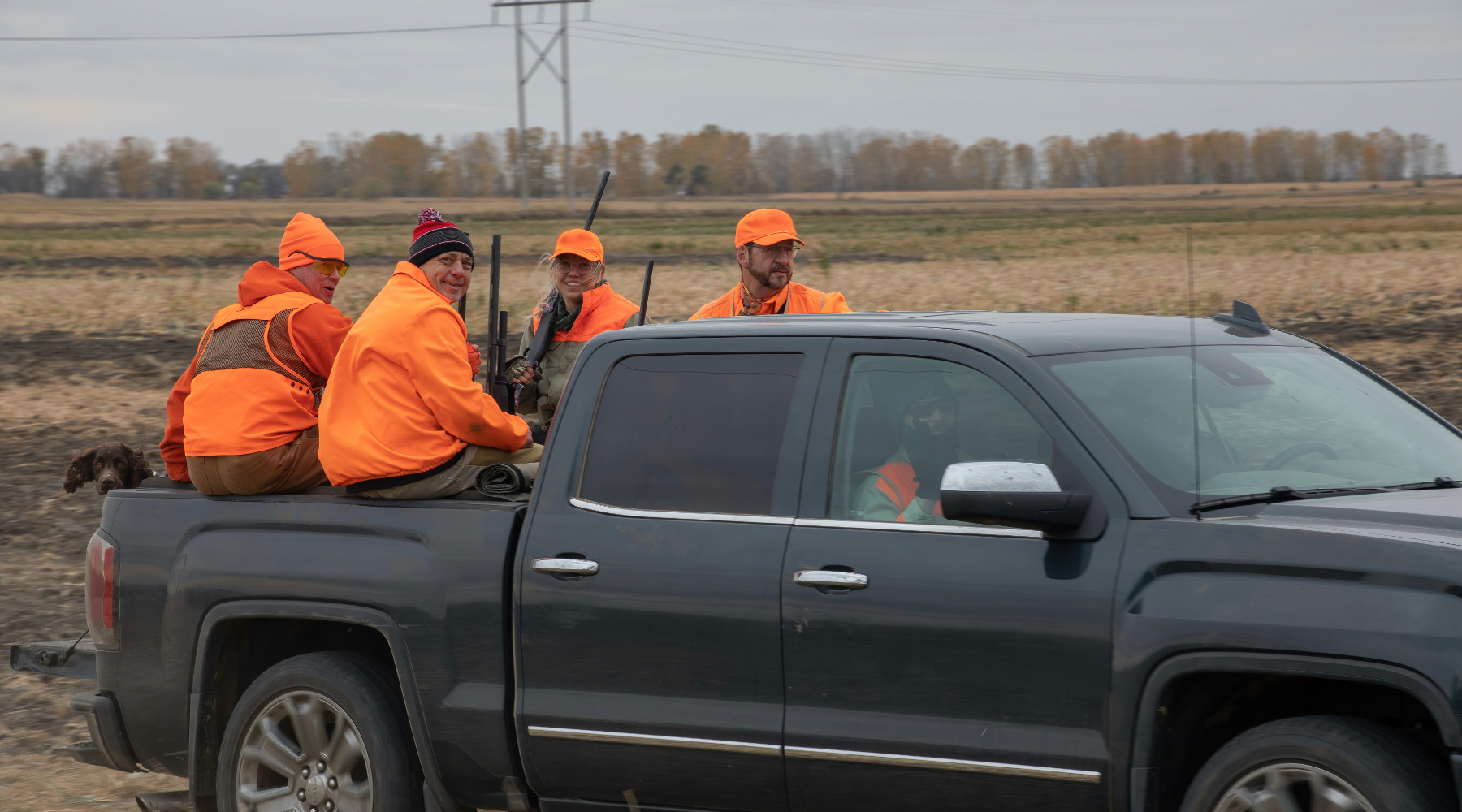 Associazione unica dei cacciatori: cacciatori sul cassone di un fuoristrada