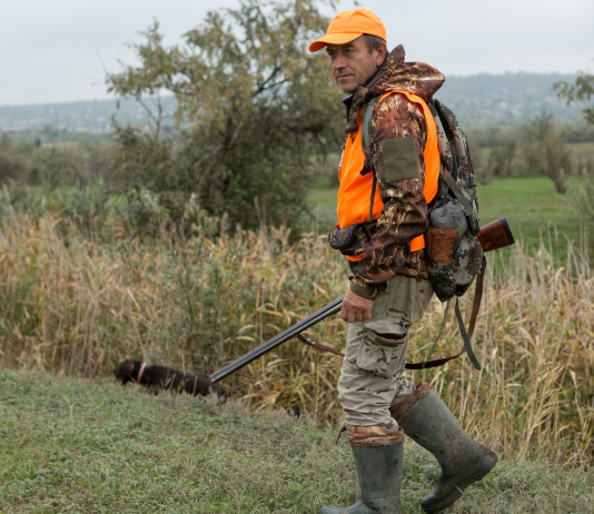 Caccia in Liguria, governo impugna legge regionale caccia in liguria: cacciatore con fucile