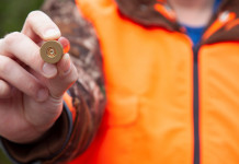 Divieto di usare munizioni in piombo: l’iniziativa di Face divieto di usare munizioni in piombo: cacciatore con munizione in mano