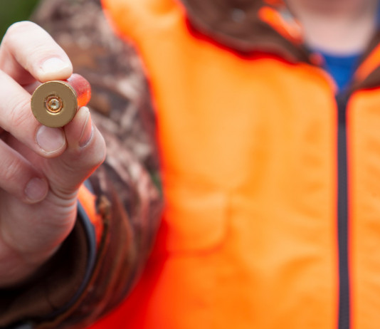 Divieto di usare munizioni in piombo: l’iniziativa di Face divieto di usare munizioni in piombo: cacciatore con munizione in mano