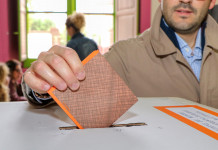 Referendum sulla caccia, la dichiarazione di Buconi referendum sulla caccia: elettore infila scheda nell'urna