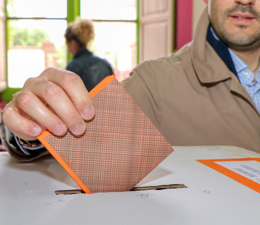 Referendum sulla caccia, la dichiarazione di Buconi referendum sulla caccia: elettore infila scheda nell'urna