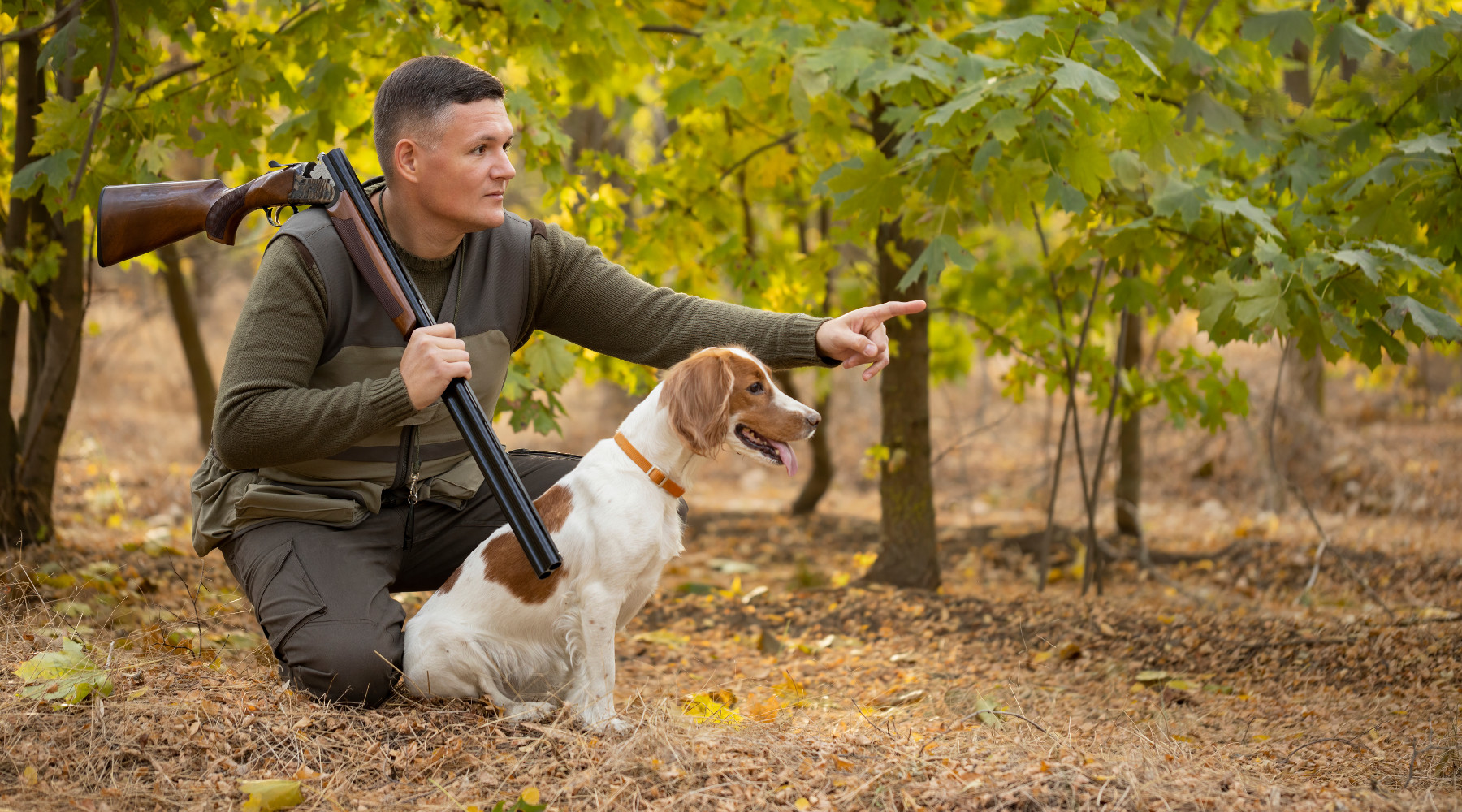 scadenze per la caccia in Lombardia: cacciatore con cane