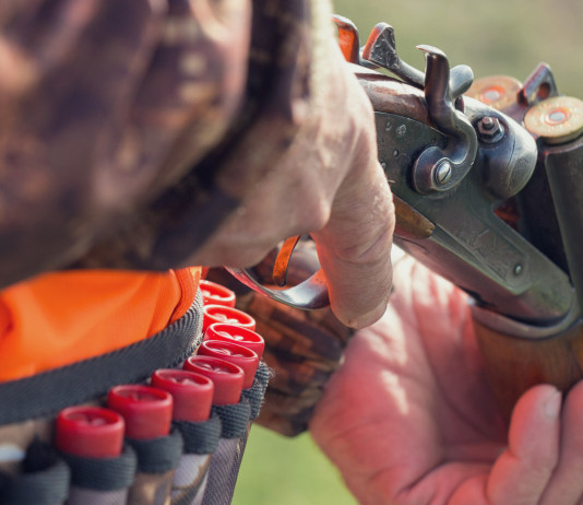 Tassa di concessione per la caccia: Sicilia riduce l’importo tassa di concessione per la caccia: cacciatore in alta visibilità con fucile in mano