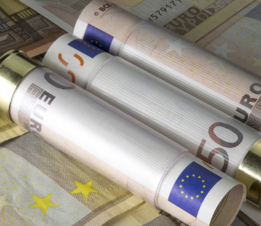 Valore economico della caccia, la ricerca dell’Università di Firenze Valore economico della caccia: munizioni da caccia avvolte in banconote da 50 euro