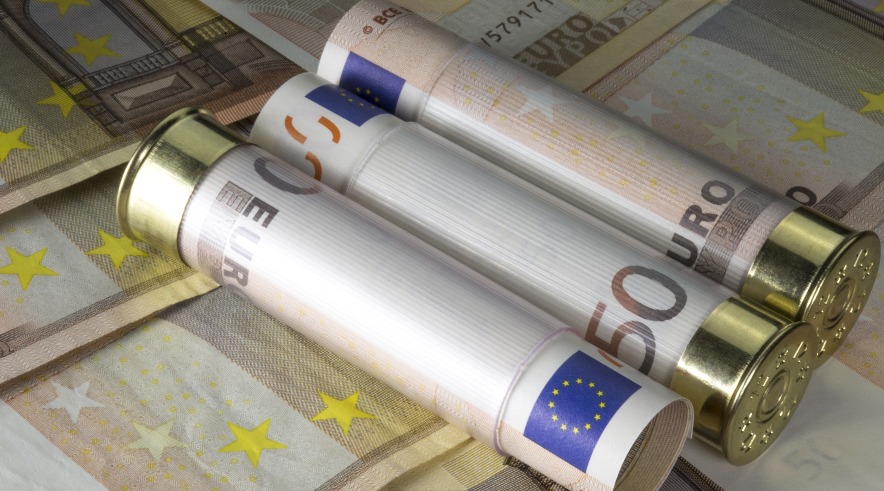 Valore economico della caccia: munizioni da caccia avvolte in banconote da 50 euro