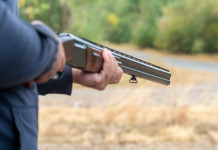 Approvato il calendario venatorio della Liguria calendario venatorio della Liguria: cacciatore con fucile sovrapposto in mano