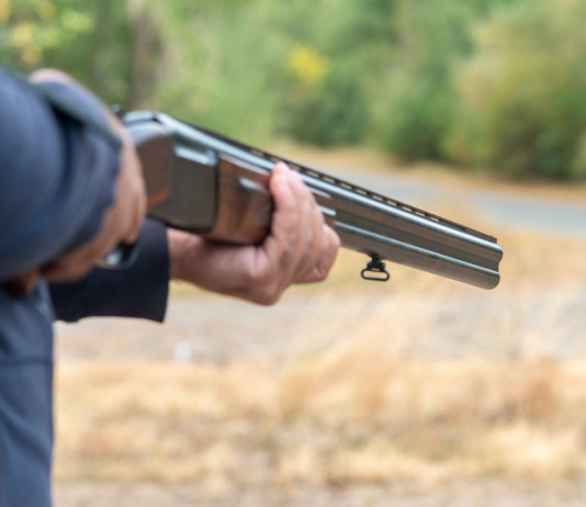 Approvato il calendario venatorio della Liguria calendario venatorio della Liguria: cacciatore con fucile sovrapposto in mano