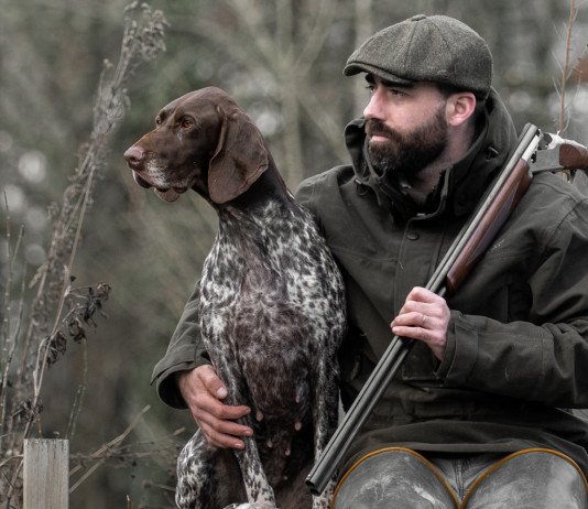 Caccia Magazine maggio 2021 in edicola dal 20 aprile Caccia Magazine maggio 2021: cacciatore con cane