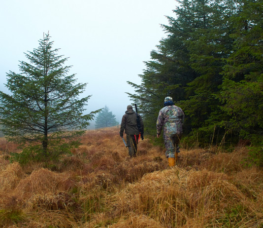Caccia in zona arancione, la posizione del Friuli Venezia Giulia caccia in zona arancione: due cacciatori di spalle