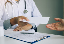 Certificato medico per porto d’armi: ecco chi è abilitato a rilasciarlo Certificato medico per porto d’armi: medico porge certificato medico a paziente