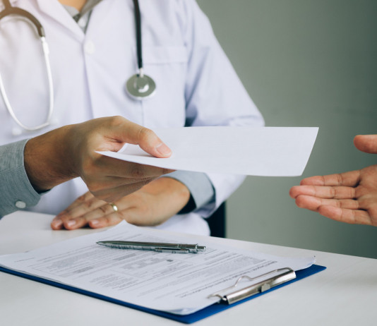 Certificato medico per porto d’armi: ecco chi è abilitato a rilasciarlo Certificato medico per porto d’armi: medico porge certificato medico a paziente